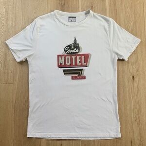 SCALPERS SIESTA MOTEL WHITE  GRAPHIC TEE - L